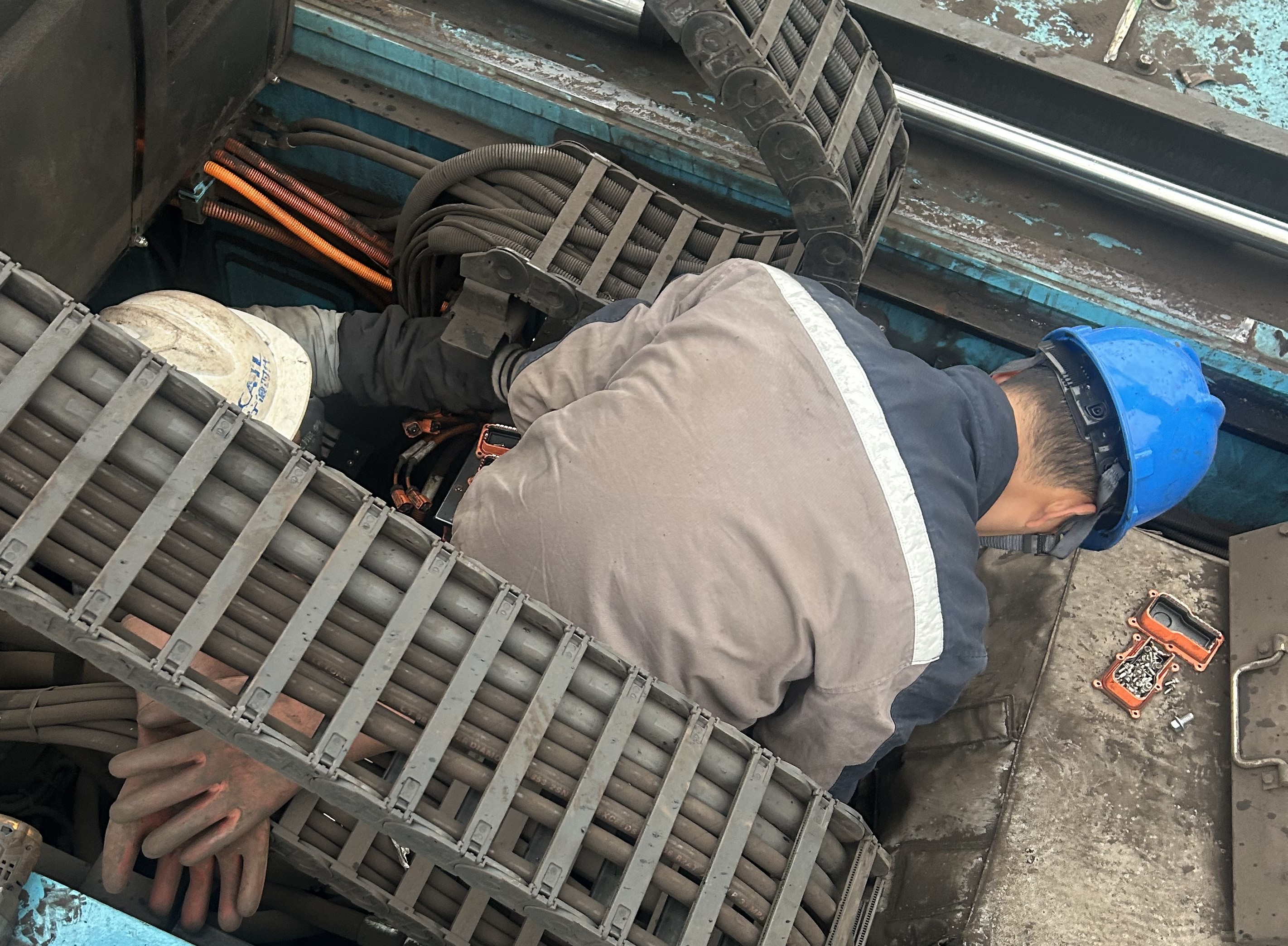 工程师吴奇辉奔波途中